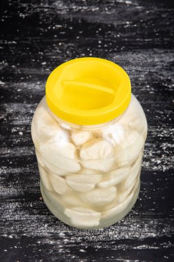 Keçi ve koyun sütünden yapılmış karışık peynir. Peynirli Doku Yemek Kolajı. Çeşitli Peynir Koleksiyonu, Karışık, Çeşitli.