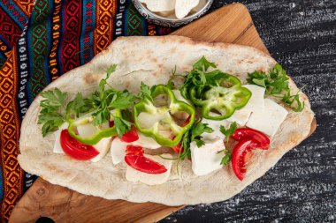 Geleneksel Türk Peynir Paketi. Biberli taze pide, marul salatası, domates, maydanoz, peynir ve sebze..