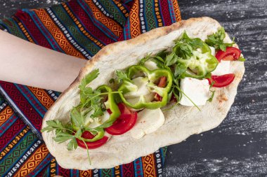 Geleneksel Türk Peynir Paketi. Biberli taze pide, marul salatası, domates, maydanoz, peynir ve sebze..