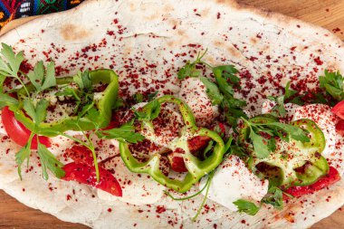 Geleneksel Türk Peynir Paketi. Biberli taze pide, marul salatası, domates, maydanoz, peynir ve sebze..