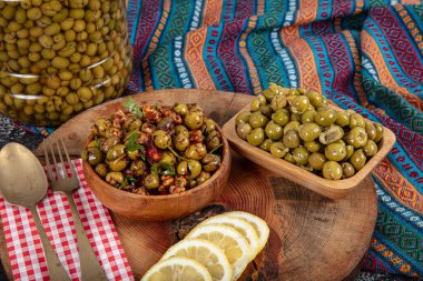 Ev yapımı ezici zeytin yapımı. Taze yeşil zeytinler teker teker kırılıyor. Zeytinleri taşla ezmek. Türk usulü zeytin turşusu hazırlıyorum. (Türkçe adı; kirma zeytin). Turşulu Yeşil Zeytin.