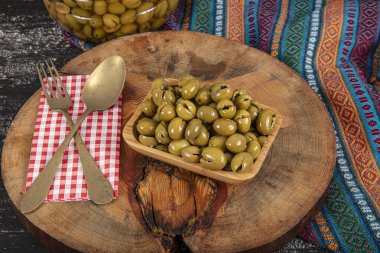 Ev yapımı ezici zeytin yapımı. Taze yeşil zeytinler teker teker kırılıyor. Zeytinleri taşla ezmek. Türk usulü zeytin turşusu hazırlıyorum. (Türkçe adı; kirma zeytin). Turşulu Yeşil Zeytin.