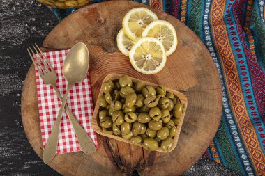 Ev yapımı ezici zeytin yapımı. Taze yeşil zeytinler teker teker kırılıyor. Zeytinleri taşla ezmek. Türk usulü zeytin turşusu hazırlıyorum. (Türkçe adı; kirma zeytin). Turşulu Yeşil Zeytin.