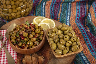 Ev yapımı ezici zeytin yapımı. Taze yeşil zeytinler teker teker kırılıyor. Zeytinleri taşla ezmek. Türk usulü zeytin turşusu hazırlıyorum. (Türkçe adı; kirma zeytin). Turşulu Yeşil Zeytin.