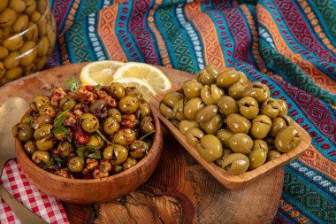 Ev yapımı ezici zeytin yapımı. Taze yeşil zeytinler teker teker kırılıyor. Zeytinleri taşla ezmek. Türk usulü zeytin turşusu hazırlıyorum. (Türkçe adı; kirma zeytin). Turşulu Yeşil Zeytin.