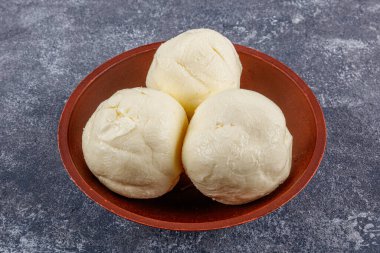 Geleneksel Türk Mutfağı Ghee ya da ahşap kasede tereyağı, pişirme yağı, ahşap arka planda saf ghee. Taze dilimlenmiş tereyağı, ahşap tabakta tereyağı parçaları.