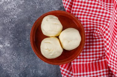 Geleneksel Türk Mutfağı Ghee ya da ahşap kasede tereyağı, pişirme yağı, ahşap arka planda saf ghee. Taze dilimlenmiş tereyağı, ahşap tabakta tereyağı parçaları.