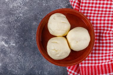 Geleneksel Türk Mutfağı Ghee ya da ahşap kasede tereyağı, pişirme yağı, ahşap arka planda saf ghee. Taze dilimlenmiş tereyağı, ahşap tabakta tereyağı parçaları.