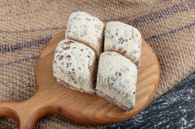 Çikolata yaz helvası. Ahşap masa arkasında Halva kakao parçaları, üst manzara. Çikolatalı helva ya da helva, susamlı tahiniyle yapılan geleneksel tatlı bir şekerdir..