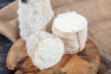 Keçi Milk Cheese Tulum Cheese. Tulum peyniri, keçi derisinden yapılmış geleneksel bir Türk keçi sütü peyniridir. Yerel adı obruk peyniri, Tulum peyniri.