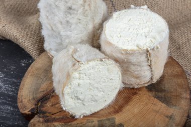 Keçi Milk Cheese Tulum Cheese. Tulum peyniri, keçi derisinden yapılmış geleneksel bir Türk keçi sütü peyniridir. Yerel adı obruk peyniri, Tulum peyniri.