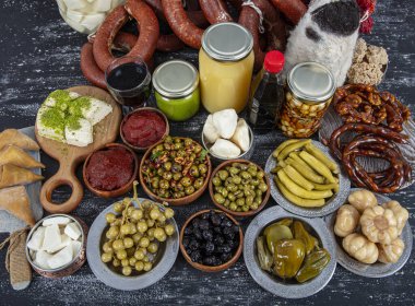 Türk mutfağı şarküteri ürünleri. Süt ve et ürünleri. Kahvaltı ürünleri satan bir pazar. Türk sosisi, zeytin, peynir, turşu ve çeşitli kahvaltı malzemeleri..