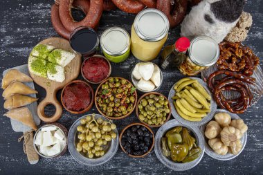 Türk mutfağı şarküteri ürünleri. Süt ve et ürünleri. Kahvaltı ürünleri satan bir pazar. Türk sosisi, zeytin, peynir, turşu ve çeşitli kahvaltı malzemeleri..