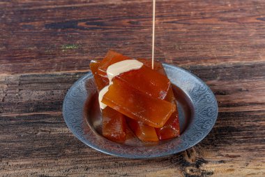 Geleneksel Türk Balkabağı Tatlısı (kabak tatlisi). Hatay 'dan Türk Çıtır Kabak Tatlısı, Ceviz Tozu ile Kirecte Kabak Tatlisi.