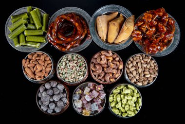 Bakır kaselerde çeşitli fındıklar. Ceviz, kaju, badem, badem şekeri, Türk lukum, fındık ve şam fıstığı karışımı. Sağlıklı zindelik süper yiyecekler.