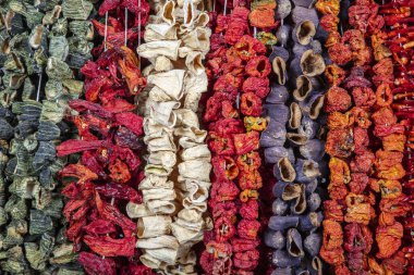 Türkiye Gaziantep kurutulmuş patlıcan, kurutulmuş doldurulmuş et, kurutulmuş biber ve kurutulmuş kabak ürünleri alıcı pazarında satışa sunuldu. Patlıcan tellerinin üzerinde kurumuş renkli sebzeler..