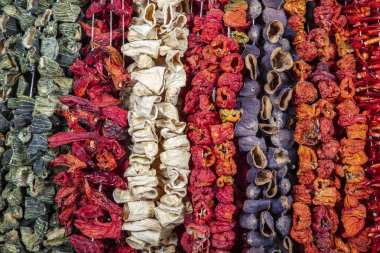 Türkiye Gaziantep kurutulmuş patlıcan, kurutulmuş doldurulmuş et, kurutulmuş biber ve kurutulmuş kabak ürünleri alıcı pazarında satışa sunuldu. Patlıcan tellerinin üzerinde kurumuş renkli sebzeler..