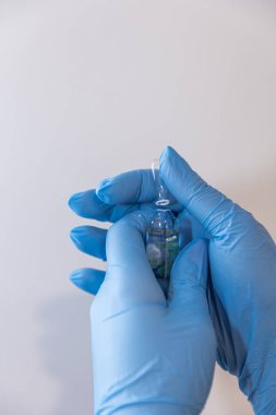 Doktor iğneyi yapmaya hazırlanıyor. Doktor, kadın hemşire ya da anestezi uzmanı. Sağlık ve aşı için tıbbi enjeksiyon konsepti uyguluyor. seçici odak.