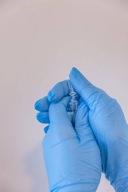 Doktor iğneyi yapmaya hazırlanıyor. Doktor, kadın hemşire ya da anestezi uzmanı. Sağlık ve aşı için tıbbi enjeksiyon konsepti uyguluyor. seçici odak.