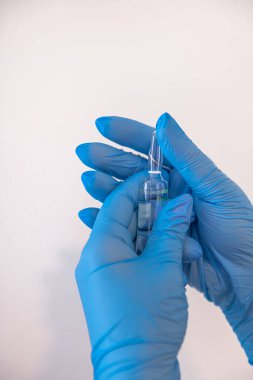 Doktor iğneyi yapmaya hazırlanıyor. Doktor, kadın hemşire ya da anestezi uzmanı. Sağlık ve aşı için tıbbi enjeksiyon konsepti uyguluyor. seçici odak.