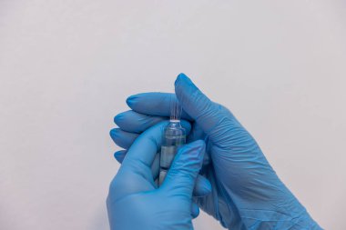 Doktor iğneyi yapmaya hazırlanıyor. Doktor, kadın hemşire ya da anestezi uzmanı. Sağlık ve aşı için tıbbi enjeksiyon konsepti uyguluyor. seçici odak.