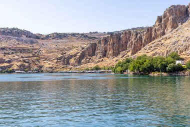 Türkiye 'nin Sanliurfa ilinde batık camili olan Halfeti Köyü. Türkiye 'nin Sanliurfa kentindeki batık kent Halfeti manzarası.