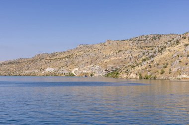 Türkiye 'nin Sanliurfa ilinde batık camili olan Halfeti Köyü. Türkiye 'nin Sanliurfa kentindeki batık kent Halfeti manzarası.