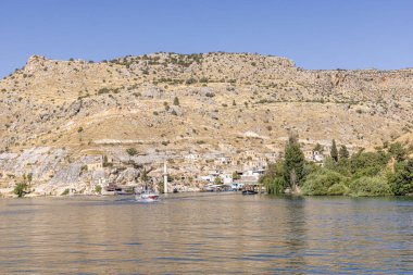 Türkiye 'nin Sanliurfa ilinde batık camili olan Halfeti Köyü. Türkiye 'nin Sanliurfa kentindeki batık kent Halfeti manzarası.