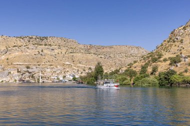 Türkiye 'nin Sanliurfa ilinde batık camili olan Halfeti Köyü. Türkiye 'nin Sanliurfa kentindeki batık kent Halfeti manzarası.