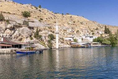 Türkiye 'nin Sanliurfa ilinde batık camili olan Halfeti Köyü. Türkiye 'nin Sanliurfa kentindeki batık kent Halfeti manzarası.