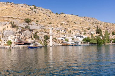 Türkiye 'nin Sanliurfa ilinde batık camili olan Halfeti Köyü. Türkiye 'nin Sanliurfa kentindeki batık kent Halfeti manzarası.