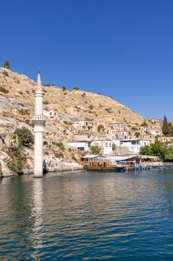 Türkiye 'nin Sanliurfa ilinde batık camili olan Halfeti Köyü. Türkiye 'nin Sanliurfa kentindeki batık kent Halfeti manzarası.