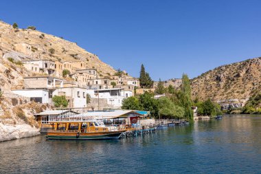 Türkiye 'nin Sanliurfa ilinde batık camili olan Halfeti Köyü. Türkiye 'nin Sanliurfa kentindeki batık kent Halfeti manzarası.