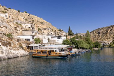 Türkiye 'nin Sanliurfa ilinde batık camili olan Halfeti Köyü. Türkiye 'nin Sanliurfa kentindeki batık kent Halfeti manzarası.