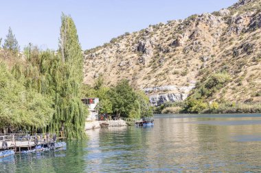 Sanliurfa 'nın Halfeti kasabasında terk edilmiş eski kasaba manzarası. Halfeti köyü ve batık minaresi ve turnuva botlarından oluşan Türk bayrakları. Türkiye 'nin Sanliurfa kentindeki batık kent Halfeti manzarası.