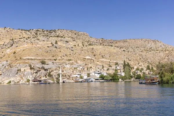 Türkiye 'nin Sanliurfa ilinde batık camili olan Halfeti Köyü. Türkiye 'nin Sanliurfa kentindeki batık kent Halfeti manzarası.