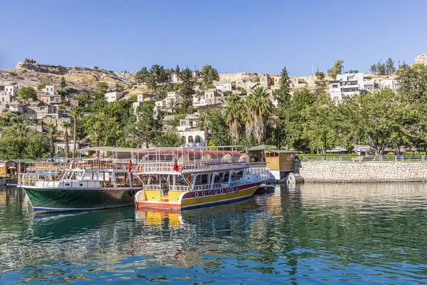 Sanliurfa 'nın Halfeti kasabasında terk edilmiş eski kasaba manzarası. Halfeti köyü ve batık minaresi ve turnuva botlarından oluşan Türk bayrakları. Türkiye 'nin Sanliurfa kentindeki batık kent Halfeti manzarası.