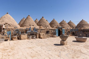 Harran 'ın geleneksel koni evleri, Şanlıurfa, Türkiye. Geleneksel çamur tuğla binalar kubbeli çatılarla kaplı ve çamurdan inşa edilmiş ve kurtarılmış tuğlalardan yapılmış..