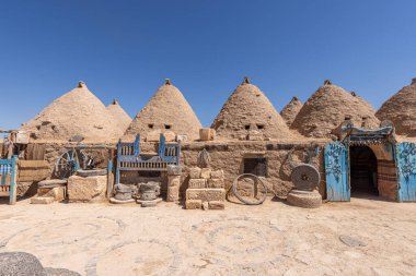 Harran 'ın geleneksel koni evleri, Şanlıurfa, Türkiye. Geleneksel çamur tuğla binalar kubbeli çatılarla kaplı ve çamurdan inşa edilmiş ve kurtarılmış tuğlalardan yapılmış..