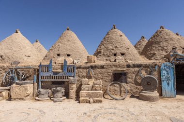 Harran 'ın geleneksel koni evleri, Şanlıurfa, Türkiye. Geleneksel çamur tuğla binalar kubbeli çatılarla kaplı ve çamurdan inşa edilmiş ve kurtarılmış tuğlalardan yapılmış..