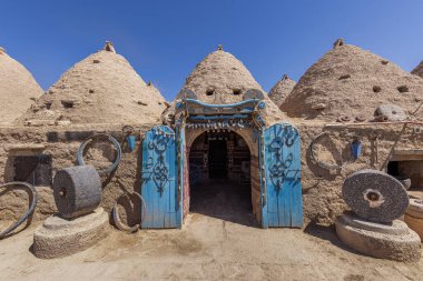 Harran 'ın geleneksel koni evleri, Şanlıurfa, Türkiye. Geleneksel çamur tuğla binalar kubbeli çatılarla kaplı ve çamurdan inşa edilmiş ve kurtarılmış tuğlalardan yapılmış..