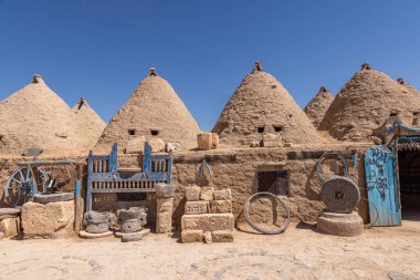 Harran 'ın geleneksel koni evleri, Şanlıurfa, Türkiye. Geleneksel çamur tuğla binalar kubbeli çatılarla kaplı ve çamurdan inşa edilmiş ve kurtarılmış tuğlalardan yapılmış..