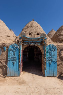 Harran 'ın geleneksel koni evleri, Şanlıurfa, Türkiye. Geleneksel çamur tuğla binalar kubbeli çatılarla kaplı ve çamurdan inşa edilmiş ve kurtarılmış tuğlalardan yapılmış..