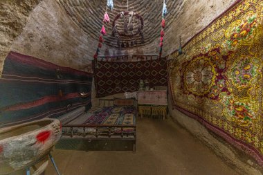 Harran 'ın geleneksel koni evleri, Şanlıurfa, Türkiye. Geleneksel çamur tuğla binalar kubbeli çatılarla kaplı ve çamurdan inşa edilmiş ve kurtarılmış tuğlalardan yapılmış..