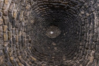 Harran 'ın geleneksel koni evleri, Şanlıurfa, Türkiye. Geleneksel çamur tuğla binalar kubbeli çatılarla kaplı ve çamurdan inşa edilmiş ve kurtarılmış tuğlalardan yapılmış..