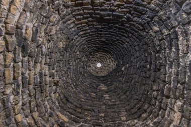 Harran 'ın geleneksel koni evleri, Şanlıurfa, Türkiye. Geleneksel çamur tuğla binalar kubbeli çatılarla kaplı ve çamurdan inşa edilmiş ve kurtarılmış tuğlalardan yapılmış..