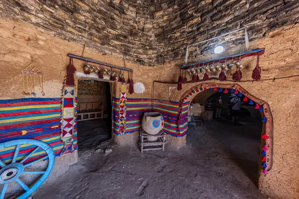 Harran 'ın geleneksel koni evleri, Şanlıurfa, Türkiye. Geleneksel çamur tuğla binalar kubbeli çatılarla kaplı ve çamurdan inşa edilmiş ve kurtarılmış tuğlalardan yapılmış..