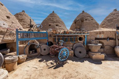 Harran, Şanlıurfa, Türkiye Harran 'ın geleneksel konik evlerinin manzarası. Bu tipik bir Harran evinin fotoğrafı. Evler çamurdan yapılmıştır. Konik çatılar Harran bölgesi için özeldir..