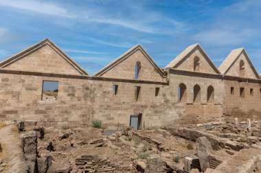 Harran 'daki Ulu Cami harabeleri. Bu mimari anıt Anadolu 'daki en eski camidir ve 8. yüzyılda inşa edilmiştir. Antik Harran kentinin kalıntıları, Şanlıurfa, Türkiye.