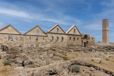 Harran 'daki Ulu Cami harabeleri. Bu mimari anıt Anadolu 'daki en eski camidir ve 8. yüzyılda inşa edilmiştir. Antik Harran kentinin kalıntıları, Şanlıurfa, Türkiye.